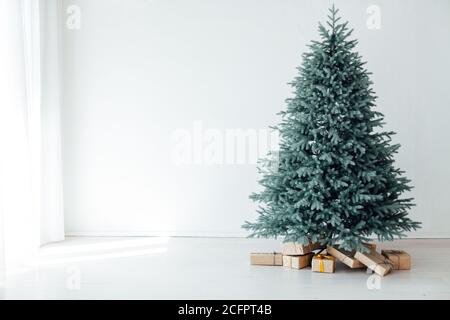 L'interno della stanza bianca con un Natale blu albero con regali per il nuovo anno decorazione cartolina invernale Foto Stock