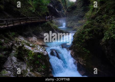 Foto della mistica Gola di Vintgar con sentiero in legno e selvaggio fiume che scorre tra le rocce della Slovenia Foto Stock