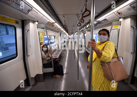 Nuova Delhi, India. 7 Settembre 2020. I pendolari viaggiano su un treno metropolitano dopo che la metropolitana di Delhi ha ripreso i servizi con il funzionamento ridotto della linea gialla e della metropolitana rapida, in mezzo alla pandemia di virus della corona in corso, a Nuova Delhi. I casi di coronavirus dell'India sono ora il secondo-più alto nel mondo e soltanto dietro gli Stati Uniti, poichè la caseload attraversa il Brasile in un giorno in cui i treni urbani della metropolitana parzialmente riprendono il servizio nella capitale Nuova Delhi. Credit: PRASOU/Alamy Live News Foto Stock
