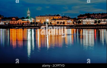 Una vista del quartiere vecchio Tatar in Kazan di notte. Riflessione di luci in acqua. Foto Stock