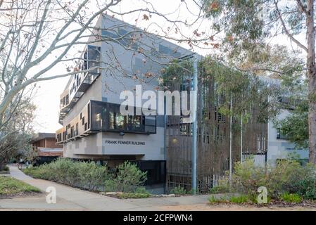 L'edificio Frank Fenner dell'Australian National University (ANU) è il primo edificio a 6 stelle con design per uffici Green Star dell'università ed è neutro dal punto di vista del carbonio. Foto Stock