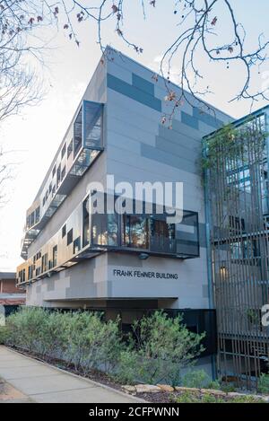 L'edificio Frank Fenner dell'Australian National University (ANU) è il primo edificio a 6 stelle con design per uffici Green Star dell'università ed è neutro dal punto di vista del carbonio. Foto Stock