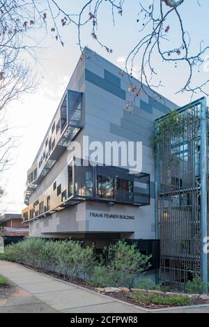 L'edificio Frank Fenner dell'Australian National University (ANU) è il primo edificio a 6 stelle con design per uffici Green Star dell'università ed è neutro dal punto di vista del carbonio. Foto Stock