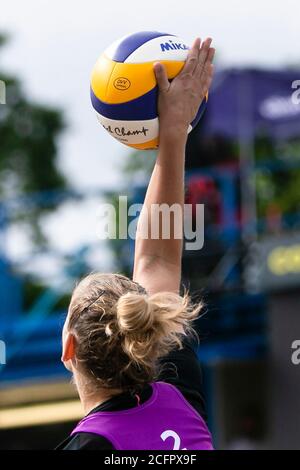 Timmendorfer Strand, Germania. 05 settembre 2020. Il Cinja Tillmann (Münster) serve i campionati tedeschi di Beach volley. Credit: Frank Molter/dpa/Alamy Live News Foto Stock