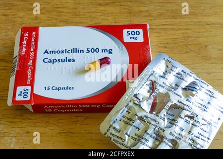 Fotografia di un pacchetto aperto di capsule di amoxicillina, un farmaco antibiotico comune usato per trattare le infezioni Foto Stock