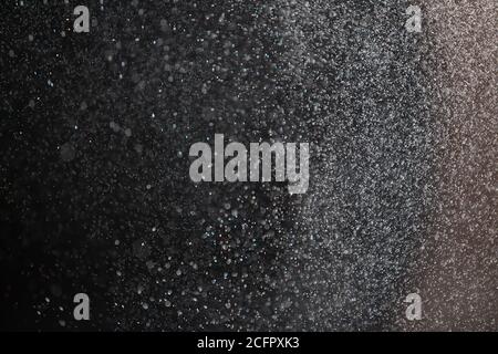 Gocce d'acqua su sfondo nero Foto Stock