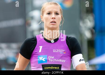 Timmendorfer Strand, Germania. 05 settembre 2020. Kim Behrens (Brema) cammina sul campo ai campionati tedeschi di Beach volley. Credit: Frank Molter/dpa/Alamy Live News Foto Stock