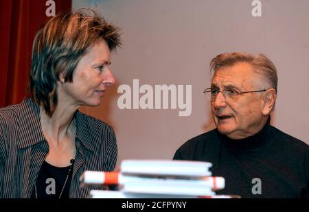 Praga, Repubblica Ceca. 15 Dic 2011. ***FILE PHOTO*** il regista ceco vincitore dell'Oscar Jiri Menzel è morto sabato sera il 5 settembre 2020, all'età di 82 anni, la moglie Olga Menzelova ha scritto su Facebook la tarda domenica e l'assistente di Menzel Mila Radova ha confermato le informazioni a CTK. *** il regista ceco Jiri Menzel presenta il suo nuovo libro 'non so' a Praga, Repubblica Ceca, il 15 dicembre 2011. L'ex tennista professionista ceco Helena Sukova è visto sulla destra. Credit: Michal Krumphanzl/CTK Photo/Alamy Live News Foto Stock