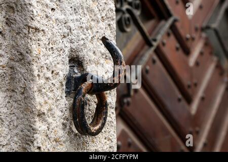 Vecchio gancio arrugginito con un anello al cancello Foto Stock