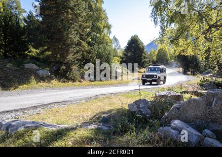 ESPOT, SPAGNA-5 SETTEMBRE 2020: Land Rover Defender 110 Station wagon a cavallo di una strada di montagna Foto Stock