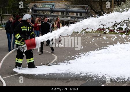 04 24 2019. Divnoye, territorio di Stavropol, Russia. Dimostrazioni di soccorritori e vigili del fuoco del dipartimento locale dei vigili del fuoco nella scuola agrotecnica Foto Stock