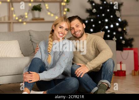 Immagine della giovane coppia che passa il tempo di Natale a casa Foto Stock