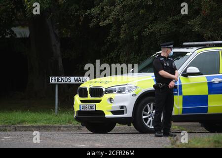 Un ufficiale di polizia protegge Friends Walk, Kesgrave, Suffolk, dove un allievo di 15 anni della Kesgrave High School è stato ucciso subito dopo le 8.40 di questa mattina. La polizia di Suffolk ha arrestato un ragazzo adolescente in relazione all'incidente. Foto Stock