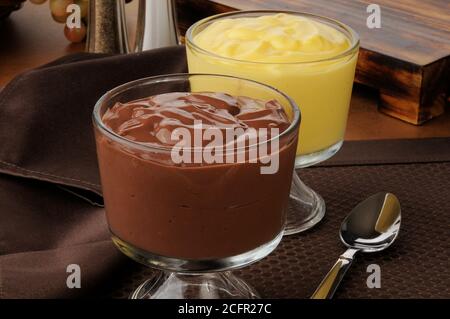 Tazze da dessert di cioccolato e budino alla vaniglia Foto Stock