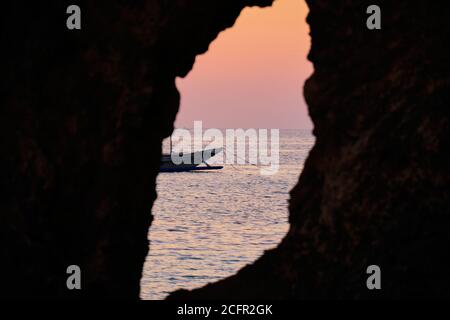 Boracay, Filippine - 27 gennaio 2020: Tramonto sull'isola di Boracay. Vela e altre barche tradizionali con turisti sul mare sullo sfondo di Foto Stock