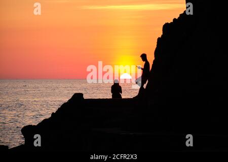 Boracay, Filippine - 27 gennaio 2020: Tramonto sull'isola di Boracay. Vela e altre barche tradizionali con turisti sul mare sullo sfondo di Foto Stock