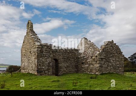 Capel Lligwy è una cappella in rovina del 12 ° secolo vicino a Rhos Lligwy ad Anglesey, Galles del Nord. E' ora un edificio classificato di grado II. Foto Stock