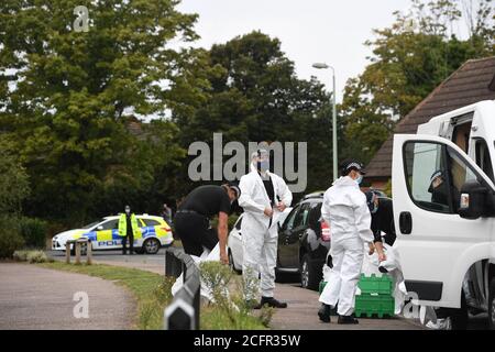 Gli ufficiali di polizia di Suffolk hanno indossato abiti forensi vicino alla scena su Friends Walk, Kesgrave, Suffolk, dove un allievo di 15 anni della Kesgrave High School è stato ucciso subito dopo le 8.40 di questa mattina. La polizia di Suffolk ha arrestato un ragazzo adolescente in relazione all'incidente. Foto Stock