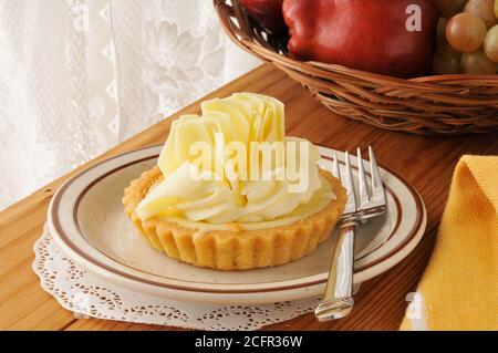 Torta di dessert al lime chiave Gumet con un cestino di frutta Foto Stock