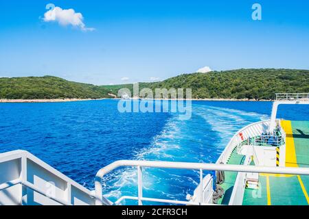 Traghetto sentiero sul mare Adriatico tra le isole di Cres E Krk in Croazia Foto Stock