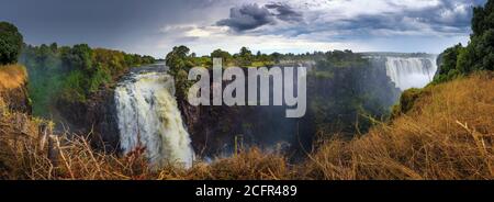 Panorama di Victoria Falls sul fiume Zambesi in Zimbabwe Foto Stock