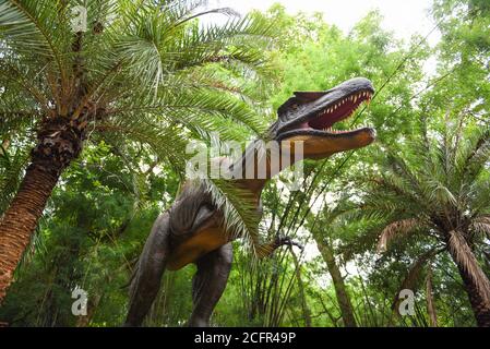 8 agosto 2020 Nong Bua Lam Phu Thailandia: Statua di dinosauro nel parco forestale / dinosauro Spinosaurus o lucertola spinosa Foto Stock