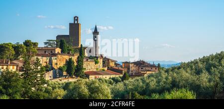 Vista panoramica di Vinci, luogo di nascita di Leonardo, skyline del villaggio. Firenze, Toscana Italia Europa. Foto Stock