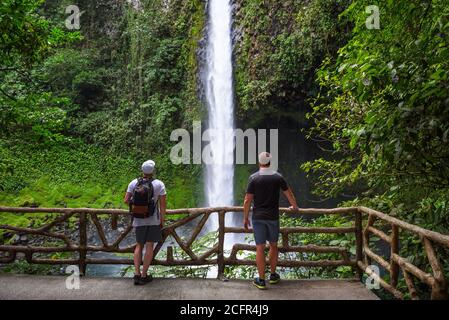 Due turisti che guardano alla cascata la Fortuna in Costa Rica Foto Stock