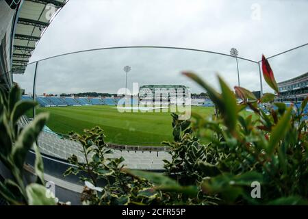 Leeds, Regno Unito. 07 settembre 2020. Yorkshire County Cricket, Emerald Headingley Stadium, Leeds, West Yorkshire, 7 settembre 2020. Bob Willis Trophy - Yorkshire County Cricket Club vs Leicestershire County Cricket Club, Day 2. Vista dello stadio generale mentre la pioggia battente continua a cadere il giorno 2 del Bob Willis Trophy allo Stadio Emerald Headingley. Credit: Touchinepics/Alamy Live News Foto Stock