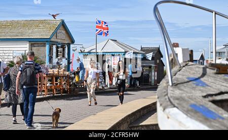 Brighton UK 7 settembre 2020 - i visitatori godono il caldo sole d'autunno sul lungomare di Brighton oggi come tempo più caldo è previsto per questa settimana in tutta la Gran Bretagna : Credit Simon Dack / Alamy Live News Foto Stock