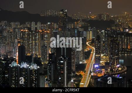 Hong Kong città e autostrada di notte (Tsuen WAN Road) Foto Stock