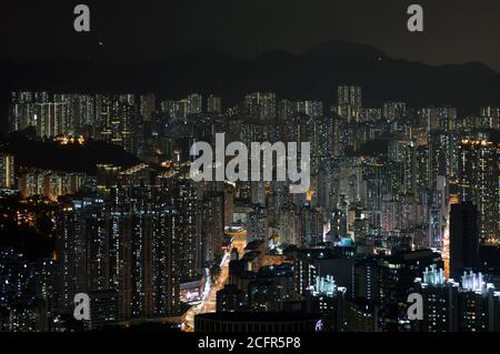 Paesaggio urbano di Hong Kong di notte (Castle Peak Road, Tsuen WAN) Foto Stock