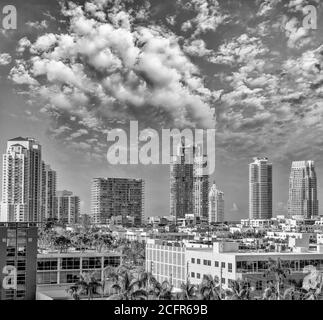 I grattacieli e le palme di Miami Beach da MacArthur Causeway, vista aerea in una giornata di sole, Florida Foto Stock