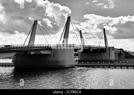 Ponte levatoio sul fiume Vistola morta a Sobieszewo, Polonia Foto Stock