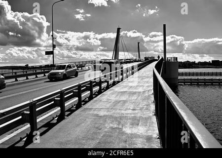 Ponte levatoio sul fiume Vistola morta a Sobieszewo, Polonia Foto Stock