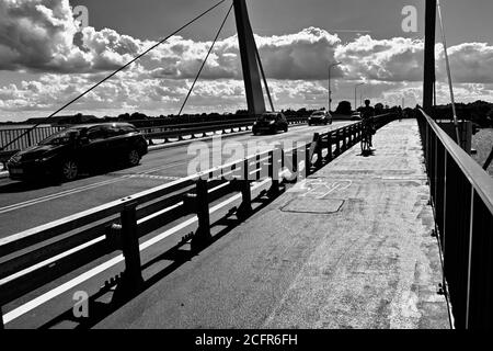 Ponte levatoio sul fiume Vistola morta a Sobieszewo, Polonia Foto Stock