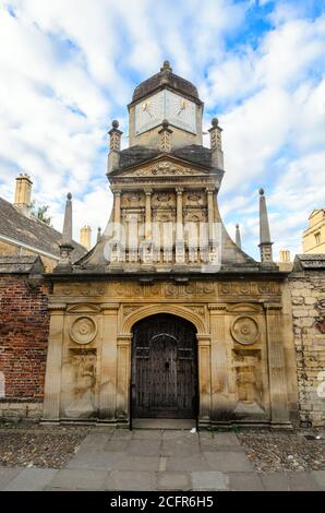 King's College Sundial Clock Tower from Senate House Passage - Cambridge, Inghilterra Foto Stock