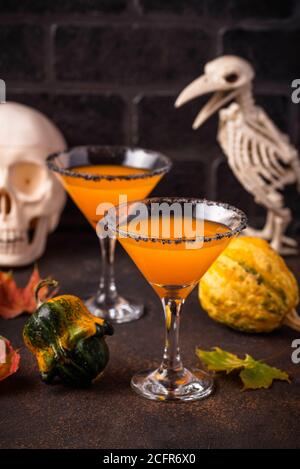 Halloweens zucca bere cocktail Martini Foto Stock