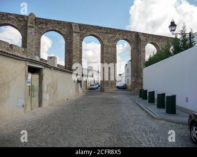 EVORA, PORTOGALLO - 06 ottobre 2010: Evora, Portogallo, 2010 ottobre: vista della strada sull'Aqueduto da agua de Prata a Evora, Portogallo Foto Stock