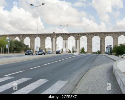 EVORA, PORTOGALLO - 06 ottobre 2010: Evora, Portogallo, 2010 ottobre: vista della strada sull'Aqueduto da agua de Prata a Evora, Portogallo Foto Stock