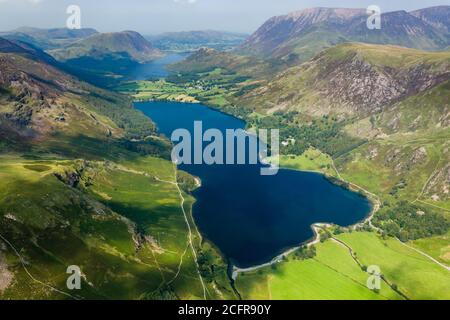 Vista aerea di un bellissimo lago in una stretta valle Circondato da alte montagne (Buttermere) Foto Stock