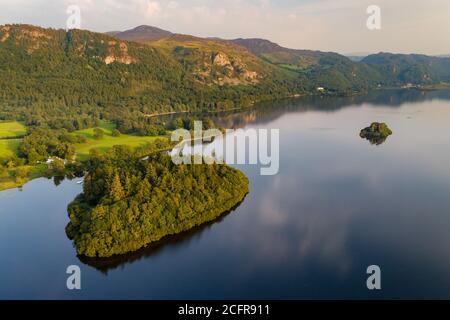 Vista aerea di un grande e bellissimo lago con isole al tramonto (acqua di Derwent, Lake District, Inghilterra) Foto Stock