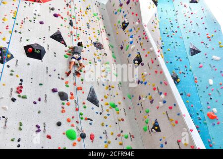 Lione (Francia centro-orientale): Centro commerciale "Confluence", spazio Azium. Arrampicatori nella palestra 'Climb Up' con il più alto wal interno arrampicata Foto Stock