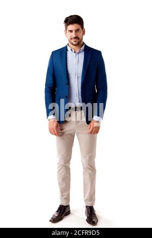 Foto a lunghezza intera di uomo d'affari felice che indossa abiti casual d'affari mentre si trova in piedi su sfondo bianco isolato. Foto Stock
