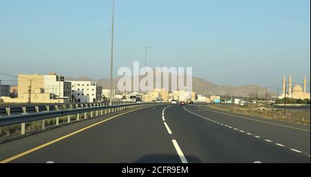 Paesaggio di Oman strada strada. Muscat, Oman : 10-09-2020 Foto Stock