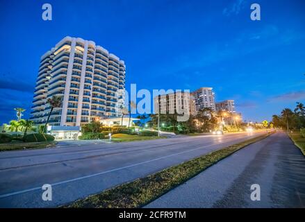 Edifici Boca Raton lungo la Florida state Road al tramonto, Stati Uniti Foto Stock