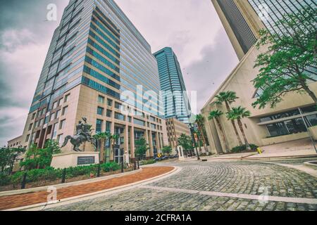 JACKSONVILLE, FL - 8 APRILE 2018: Grattacieli della città da Independent Drive in una giornata nuvolosa. Foto Stock