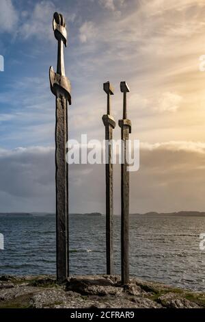 HAFRSFJORD, NORVEGIA - 11 maggio 2015: Hafrsfjord, Norvegia, 2014 maggio: Spade in rock monumento in Hafrsfjord, Norvegia, quartiere di Madla, una città di quartiere Foto Stock