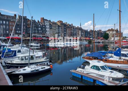 Barche a vela e barche a motore a le Vieux Bassin presso la pittoresca città portuale di Honfleur in Normandia, Calvados, Francia Foto Stock