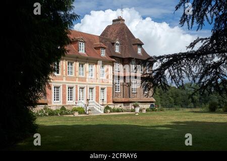 Vista frontale di Château du Breuil ben noto per esso è Prestigiose distillerie del Calvados Foto Stock